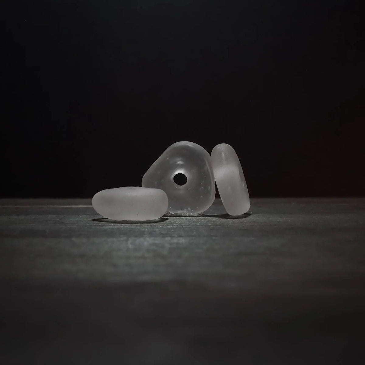 Ljus transparent glaspärla 16mm - frostad glaspärla med genomgående hål, visat från flera vinklar