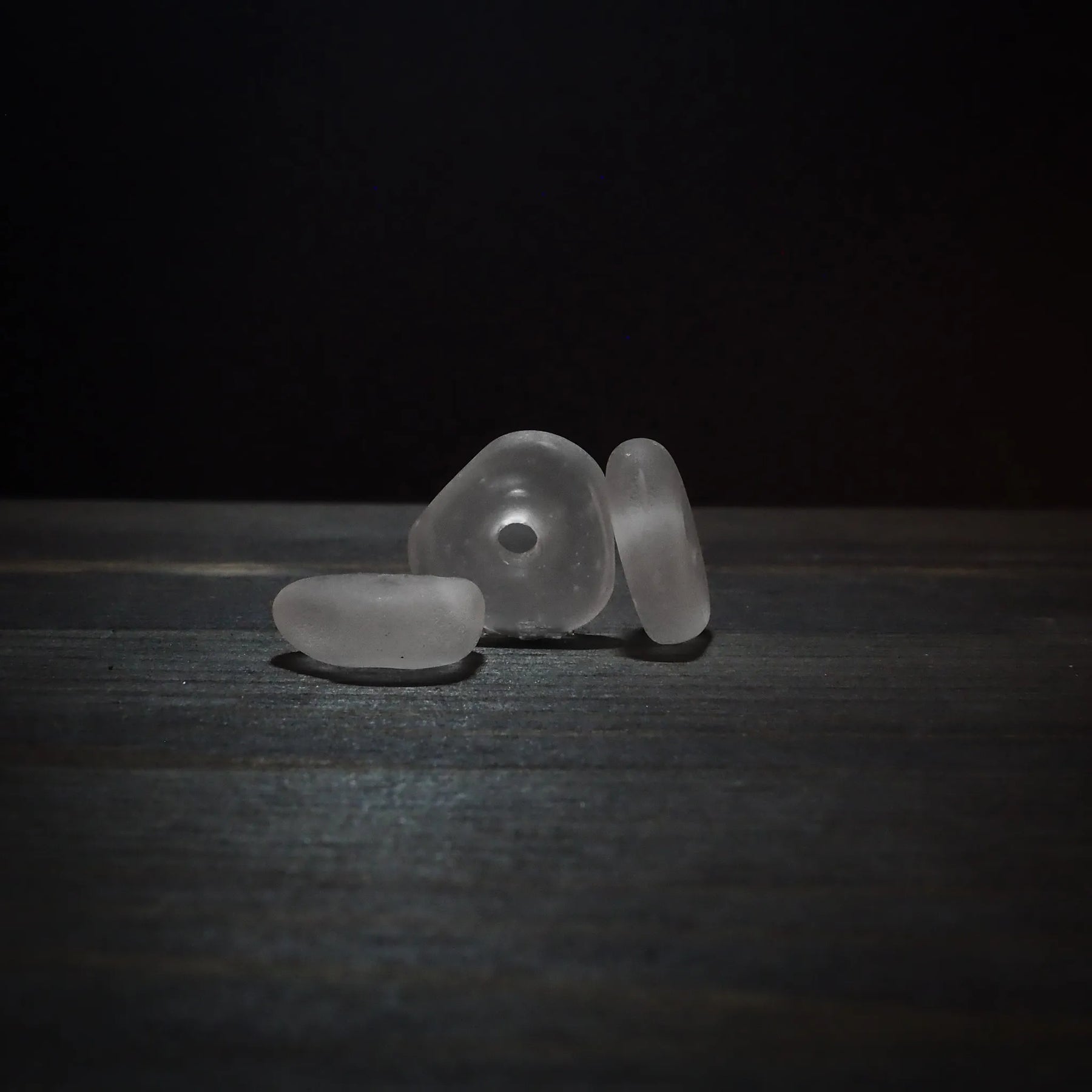Ljus transparent glaspärla 16mm - frostad glaspärla i sfärisk form med genomgående hål