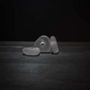 Ljus transparent glaspärla 16mm - frostad glaspärla i sfärisk form med genomgående hål
