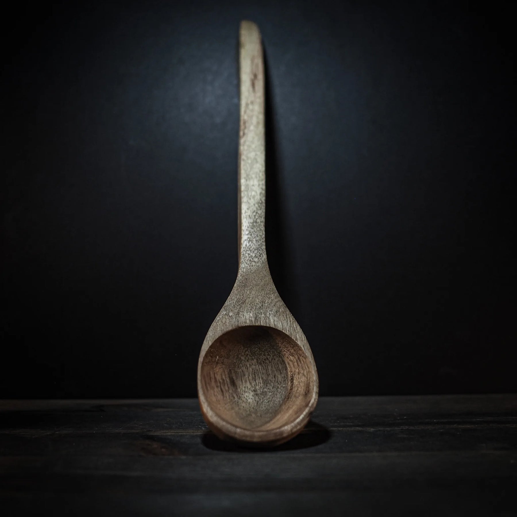 Naturlig träslev med långt smalt skaft och rundad skål