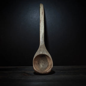 Naturlig träslev med långt smalt skaft och rundad skål