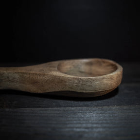 Träslev vid vinkel på mörk bakgrund