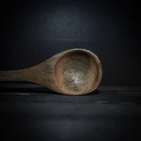 Träslev i sidprofil på mörk bakgrund