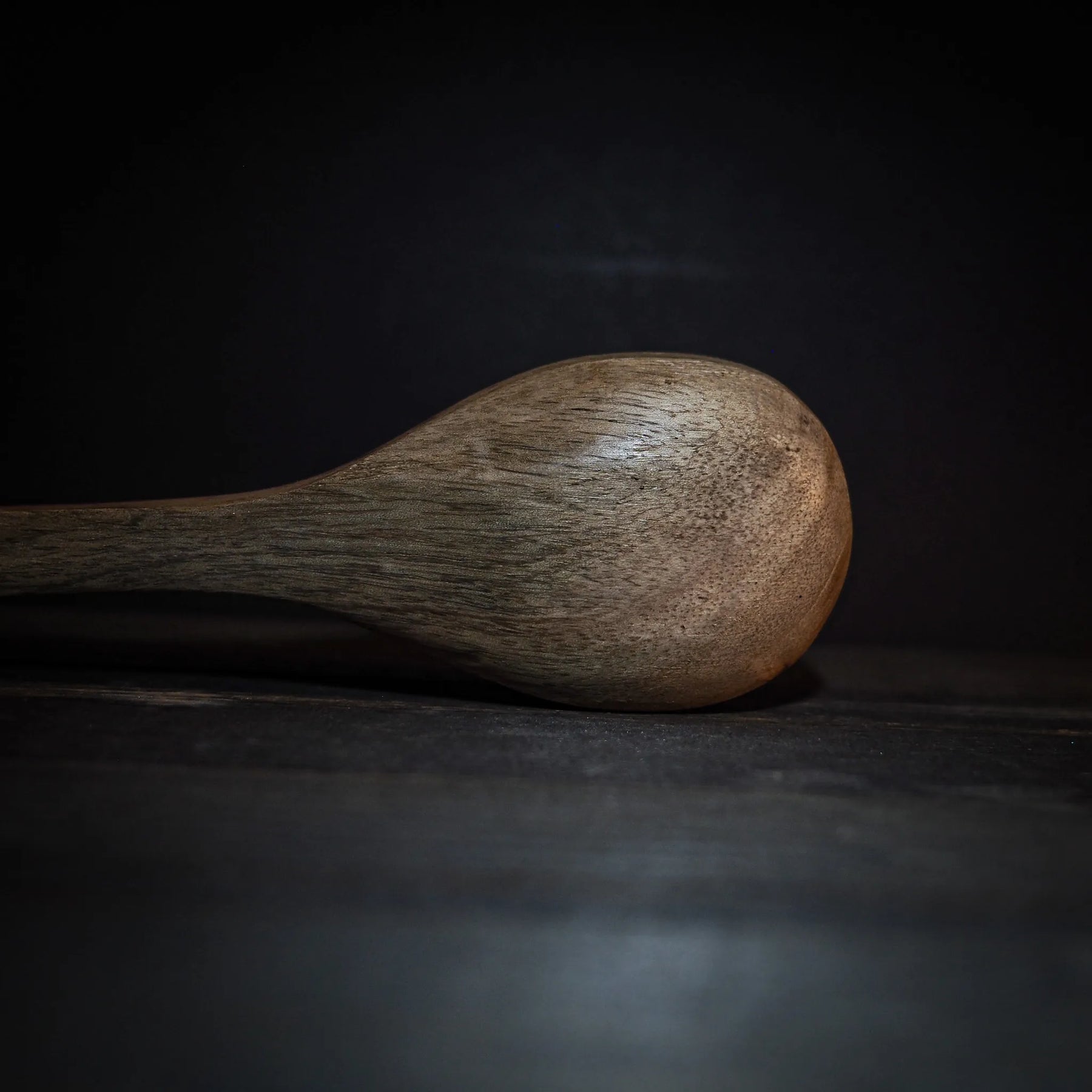 Naturlig träslev med rundad huvud på mörk bakgrund