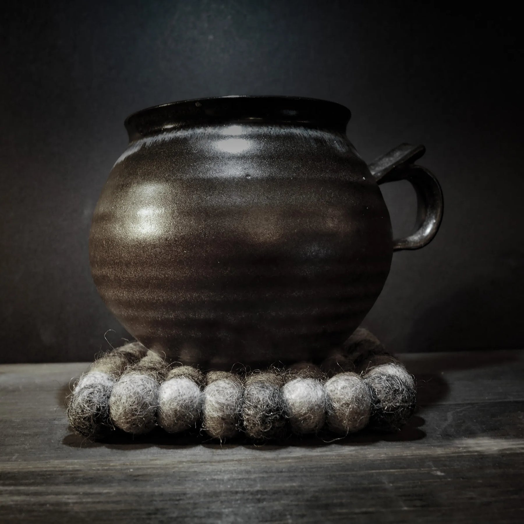 Mörk kruka på filteratlagunade på kjøkkenbordet