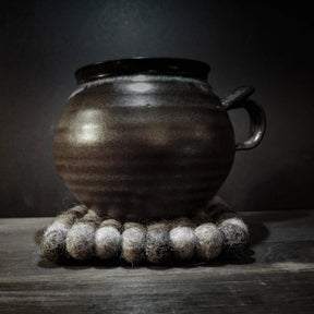 Mörk kruka på filteratlagunade på kjøkkenbordet