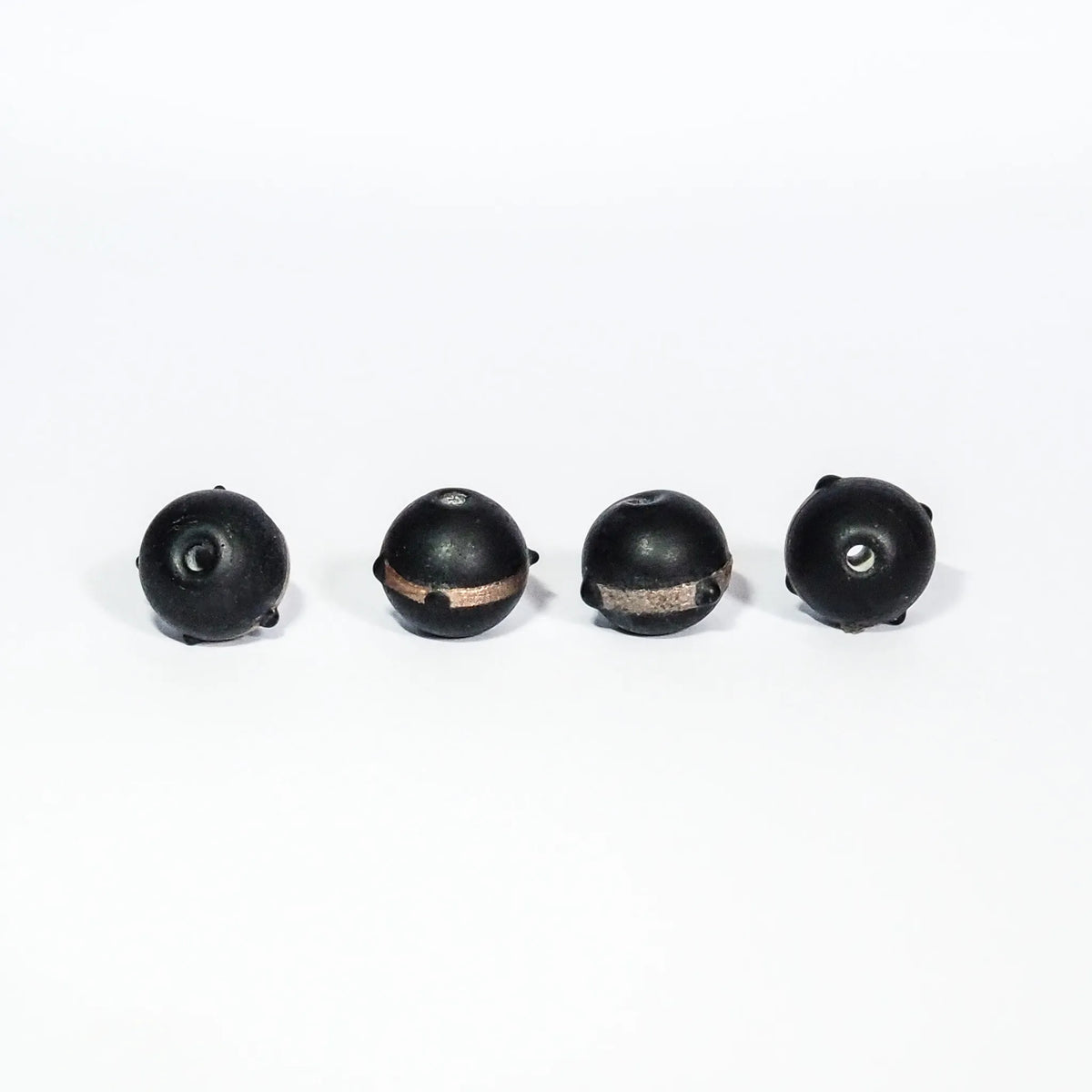 Svart pärla med guldfärg och oxiderad metallisk patina. 12mm genomål. Vikingainspirerad glaspärla med autentisk bronsglans.