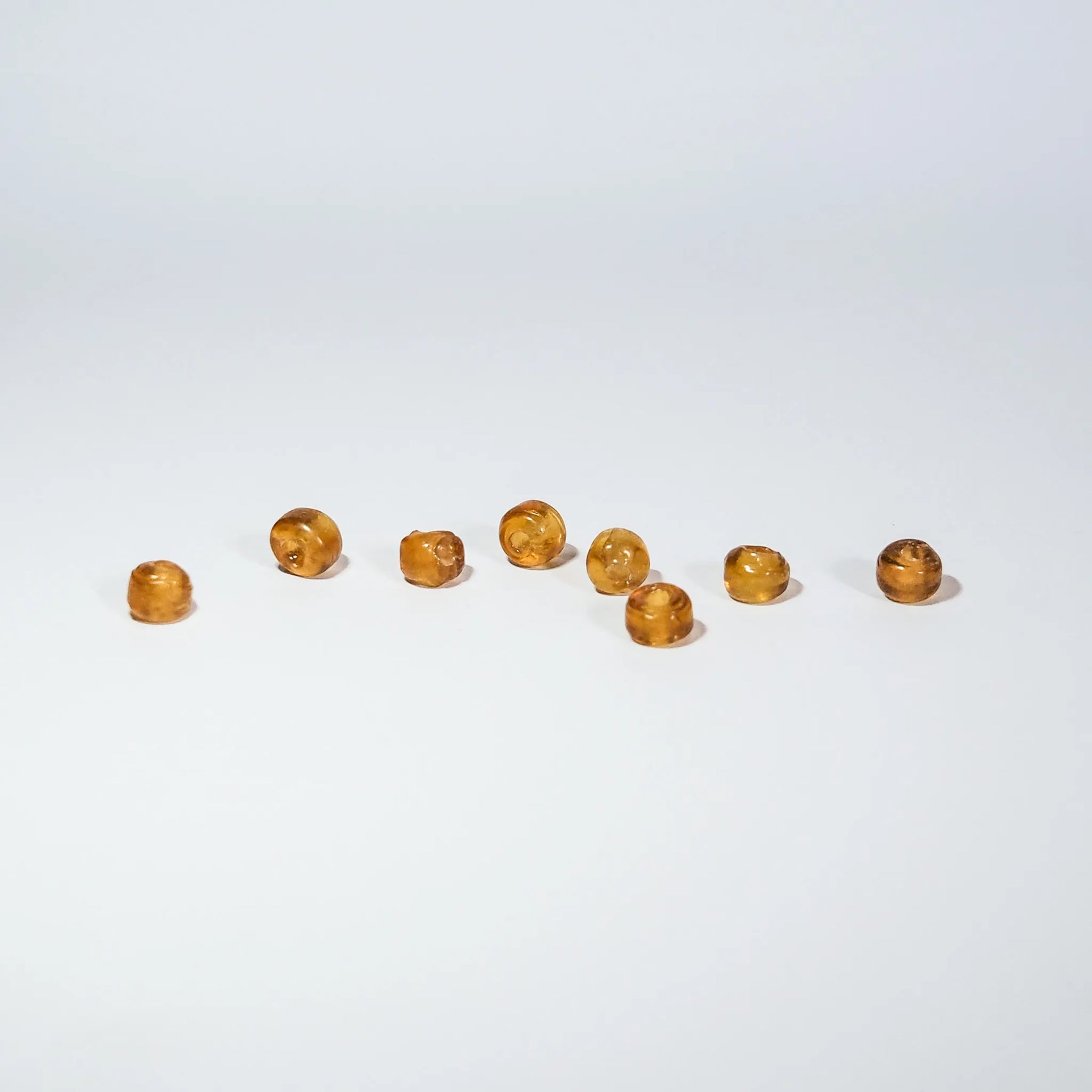 Runda orangeglas pärlor, 5mm, på ljus bakgrund
