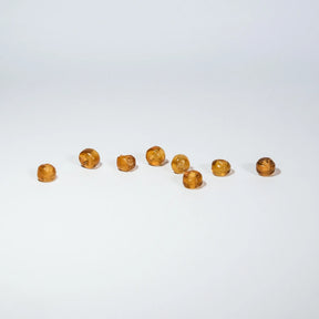 Runda orangeglas pärlor, 5mm, på ljus bakgrund