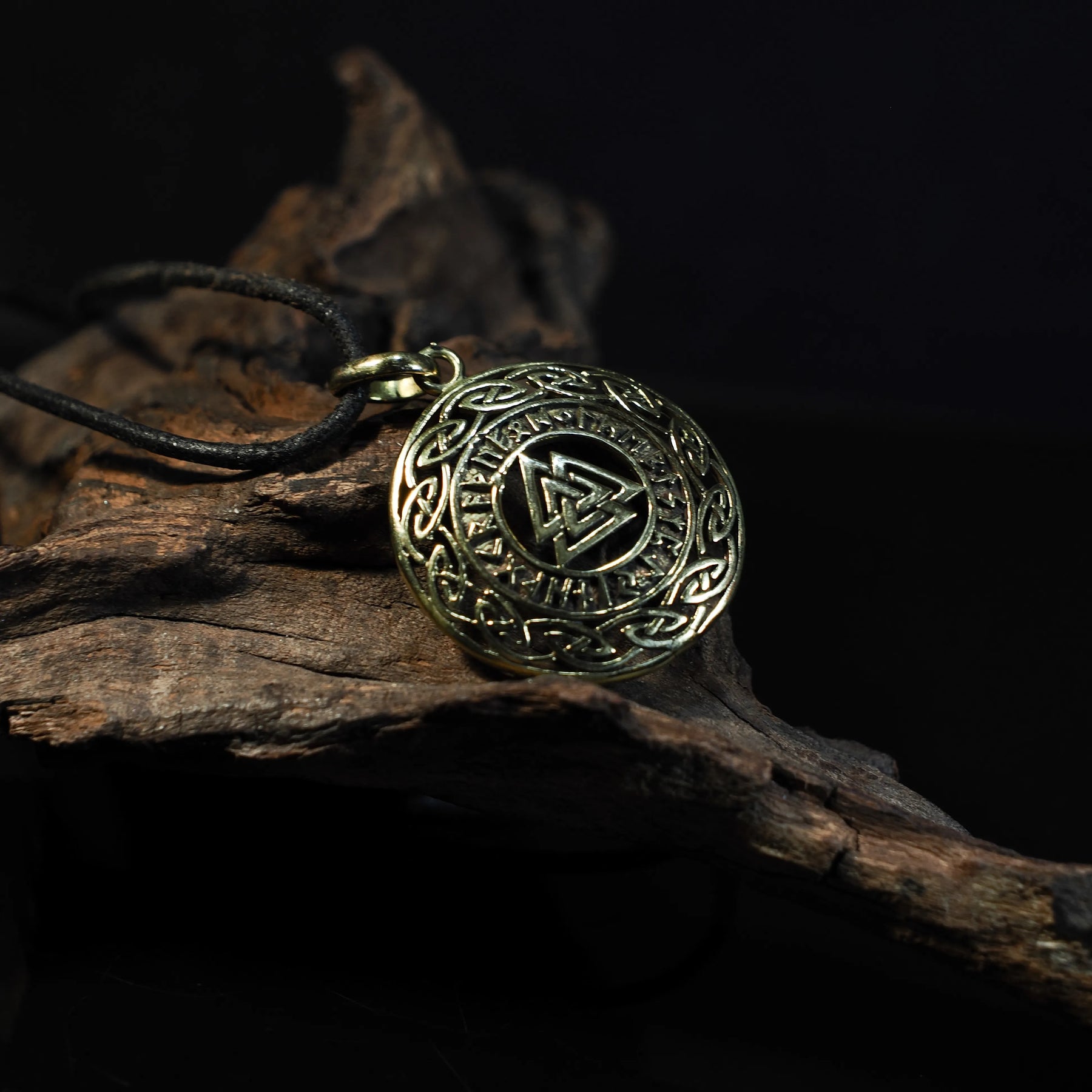 Val knot, brass