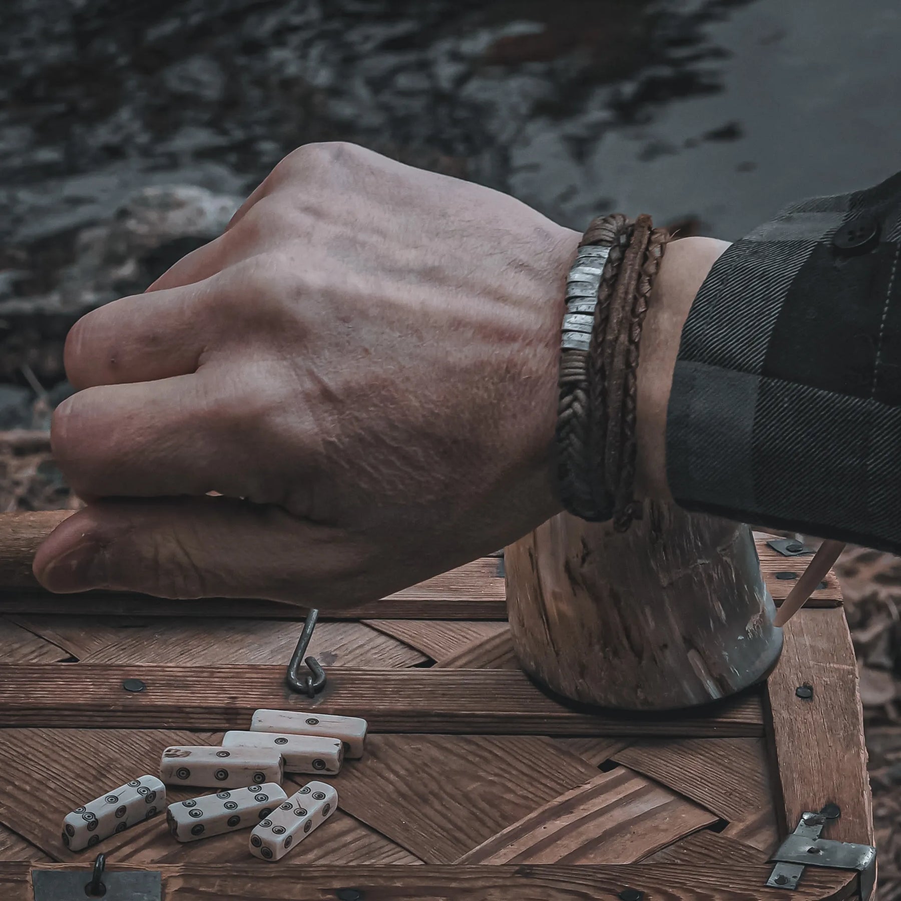 Armband i äkta läder med mässingsfäste på nordisk vrist, visad på herr på trägrund