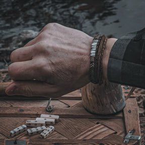 Armband i äkta läder med mässingsfäste på nordisk vrist, visad på herr på trägrund