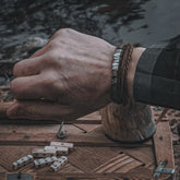 Armbånd i ægte læder med messingfæste på nordisk håndled, vist på herre på træbaggrund