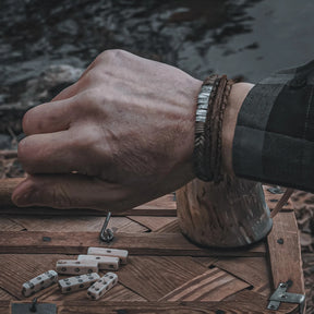 Armband i äkta läder med mässingsfäste på nordisk vrist, visad på herr på trägrund