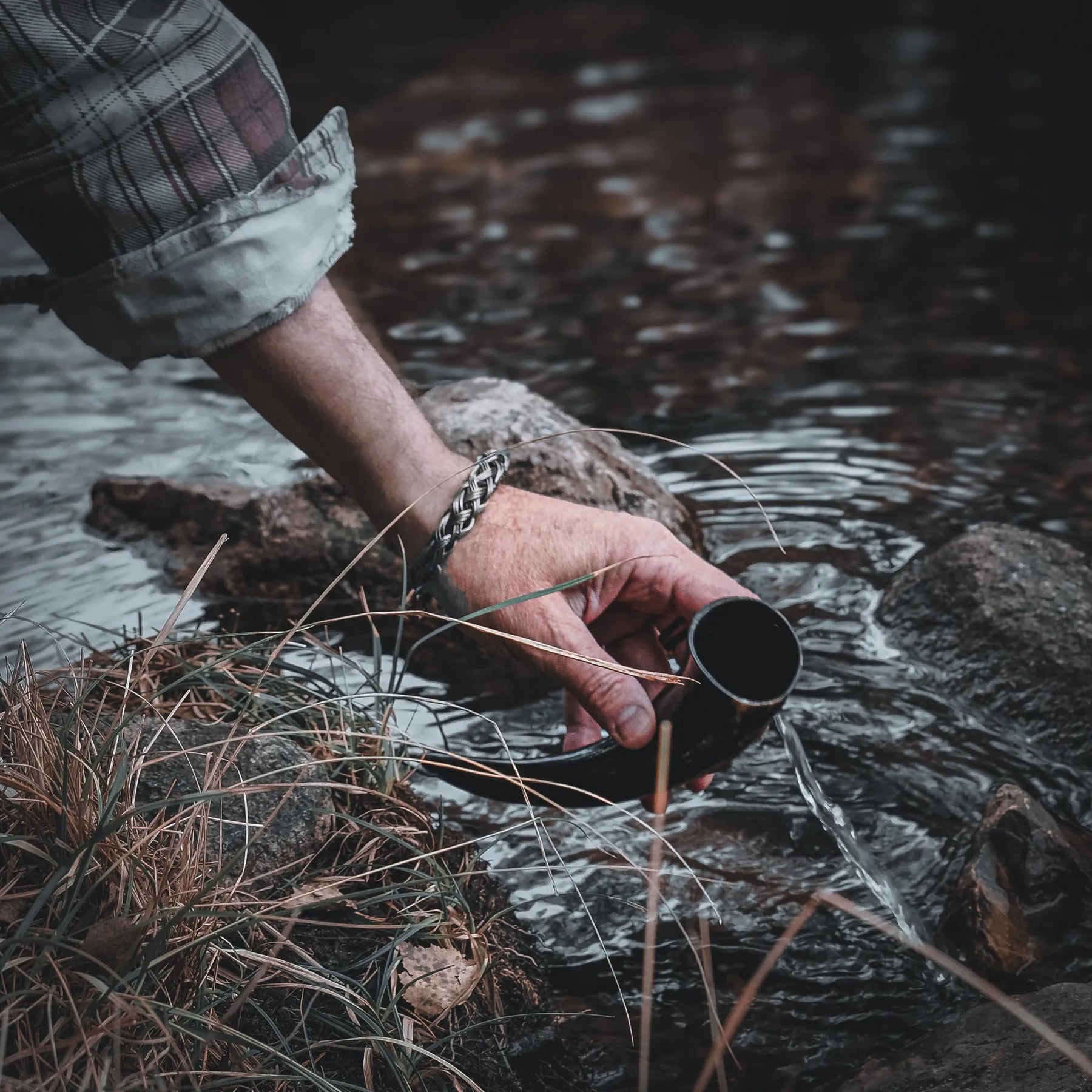 Varga flätat armband, närbild på flätvävnaden på handleden.