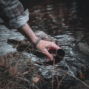 Varga flätat armband, närbild på flätvävnaden på handleden.