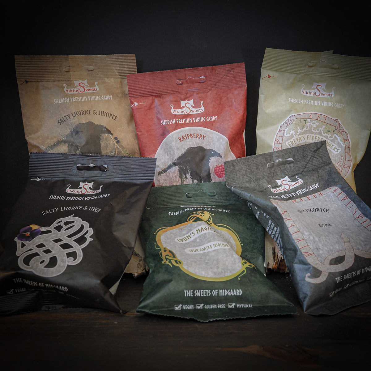 Viking Sweets stort godispaket, sex olika förpackningar visade tillsammans på mörk bakgrund.