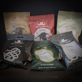 Viking Sweets stort godispaket, sex olika förpackningar visade tillsammans på mörk bakgrund.