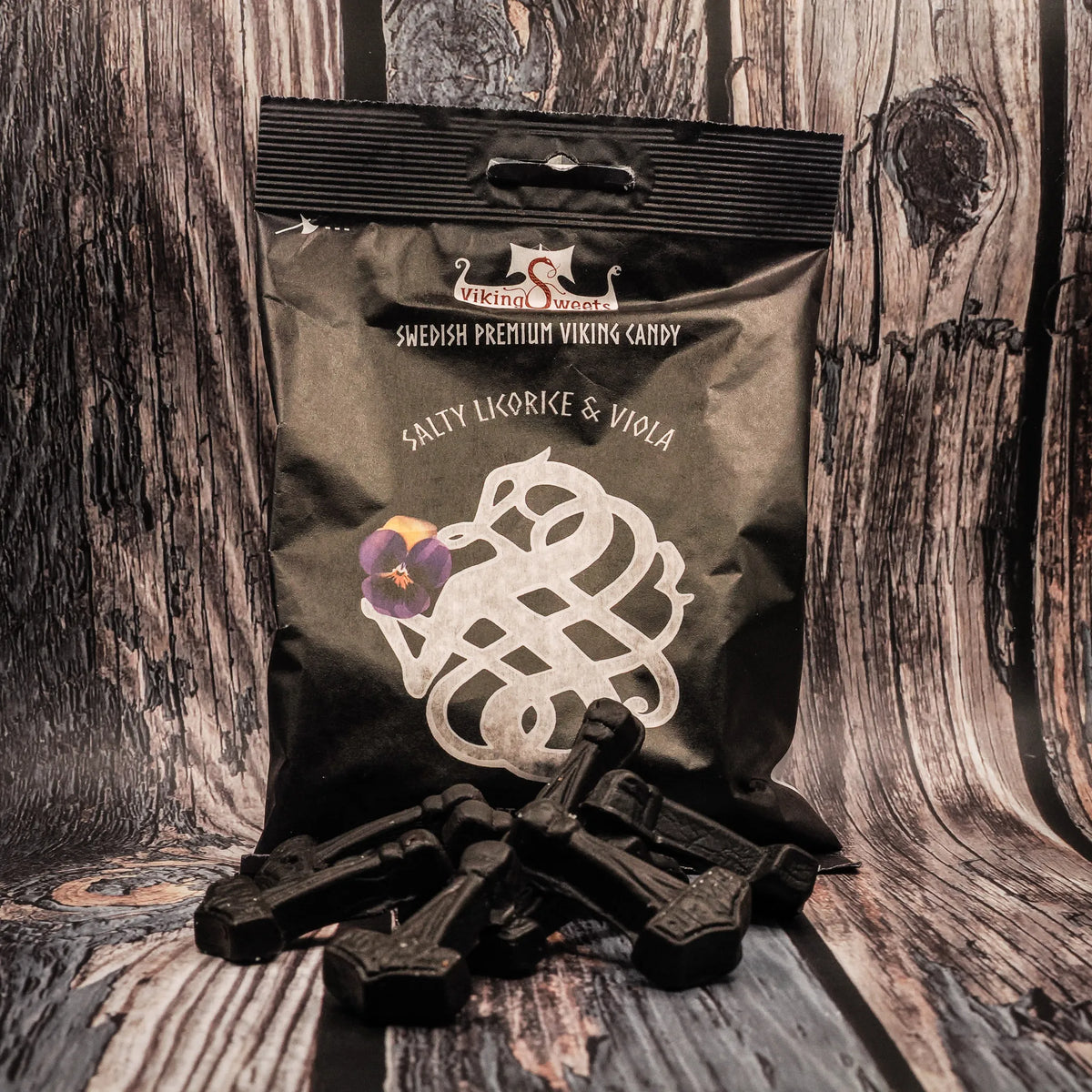 Viking Sweets lakrits med godisbitar på mörk bakgrund. Visar den nordiska sköldsformgivningen på förpackningen.