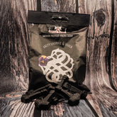 Viking Sweets lakrits med godisbitar på mörk bakgrund. Visar den nordiska sköldsformgivningen på förpackningen.