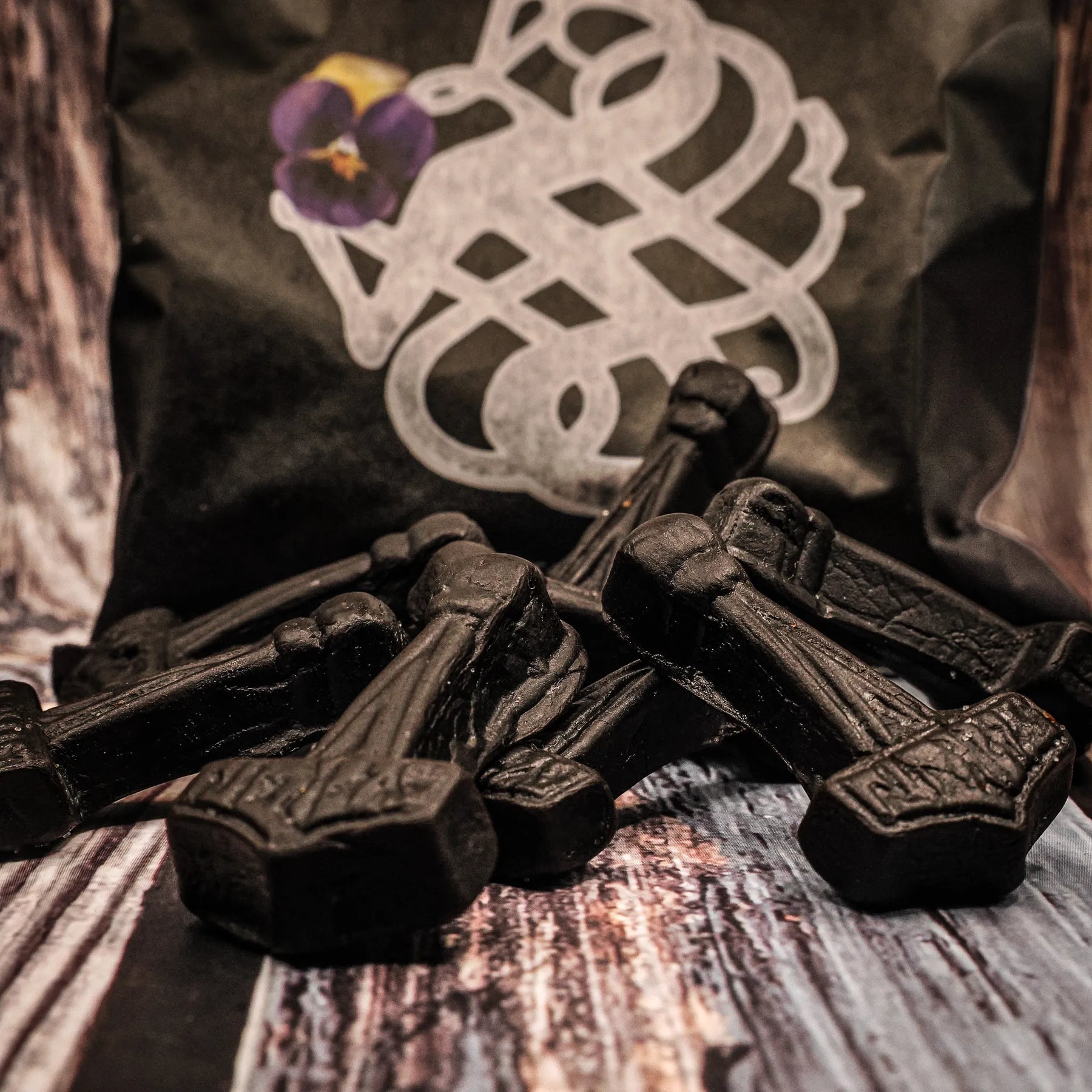 Viking Sweets lakrits med godisbitar på mörk bakgrund. Visar den nordiska sköldsformgivningen på förpackningen.