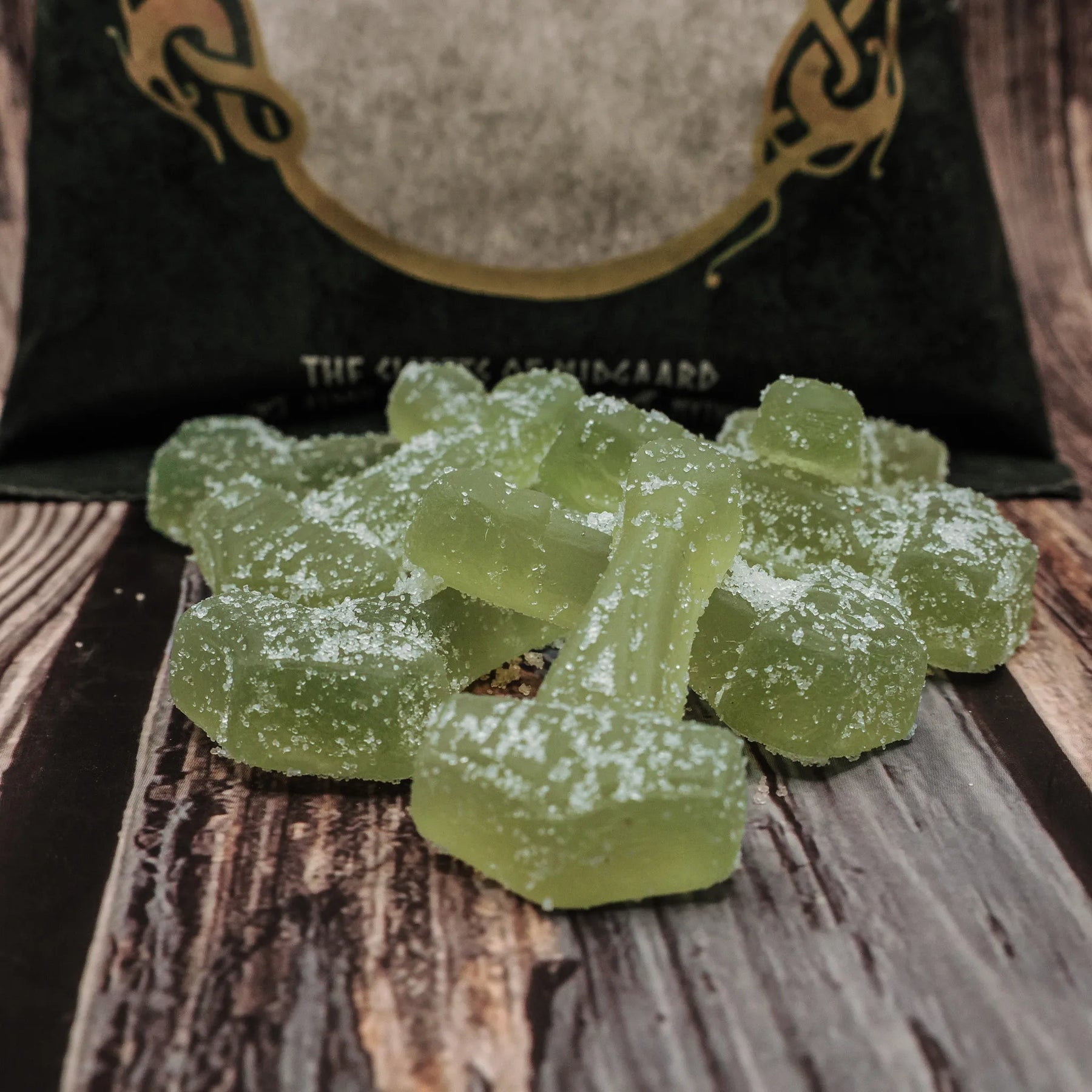 Viking Sweets Iduns syrliga äpplen, förpackning med sköldetikett och sursmakande äppelgodis.