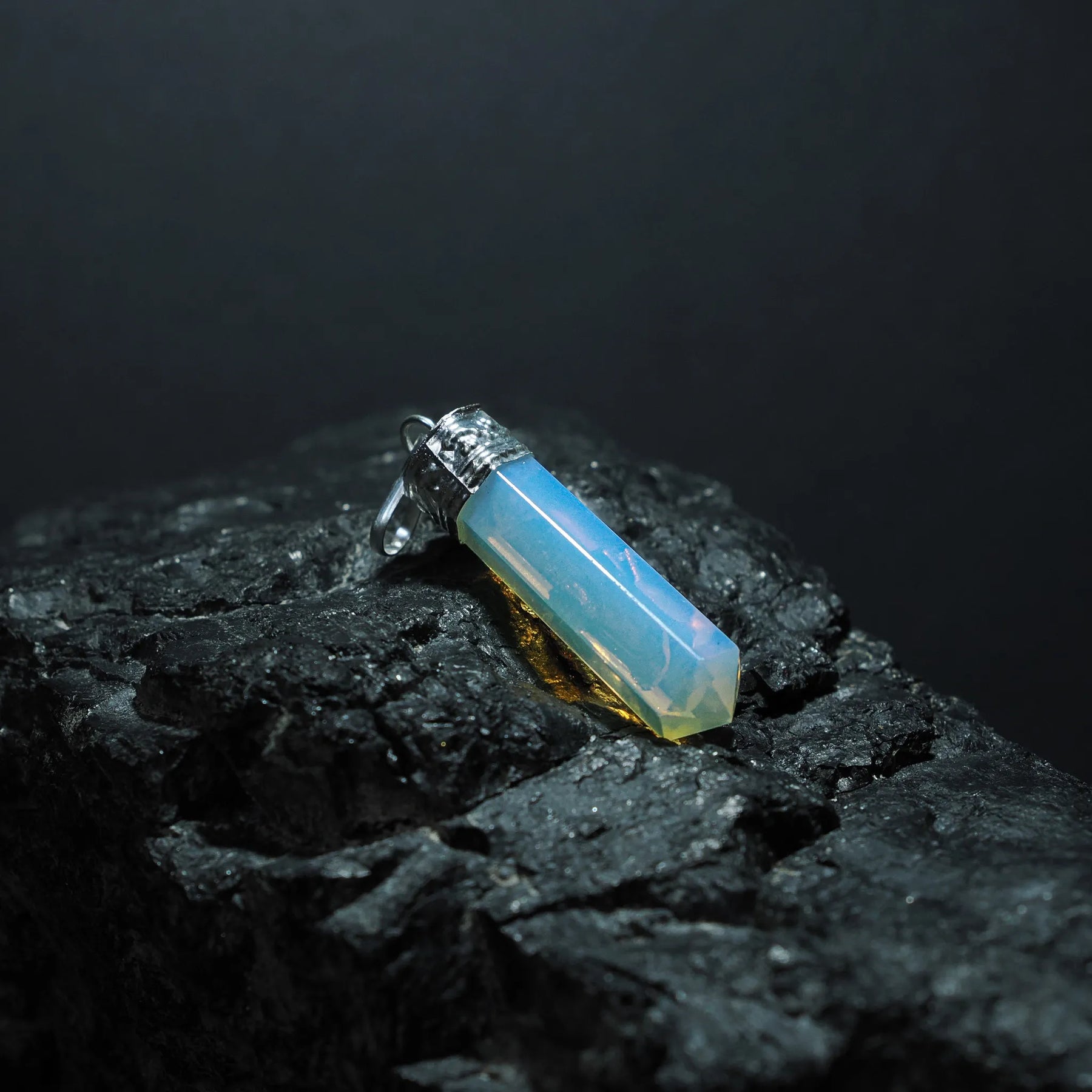 Stenhänge med Opalit - opalescerande syntetisk kristall med dekorativ mässingsfastning på mörkmineral