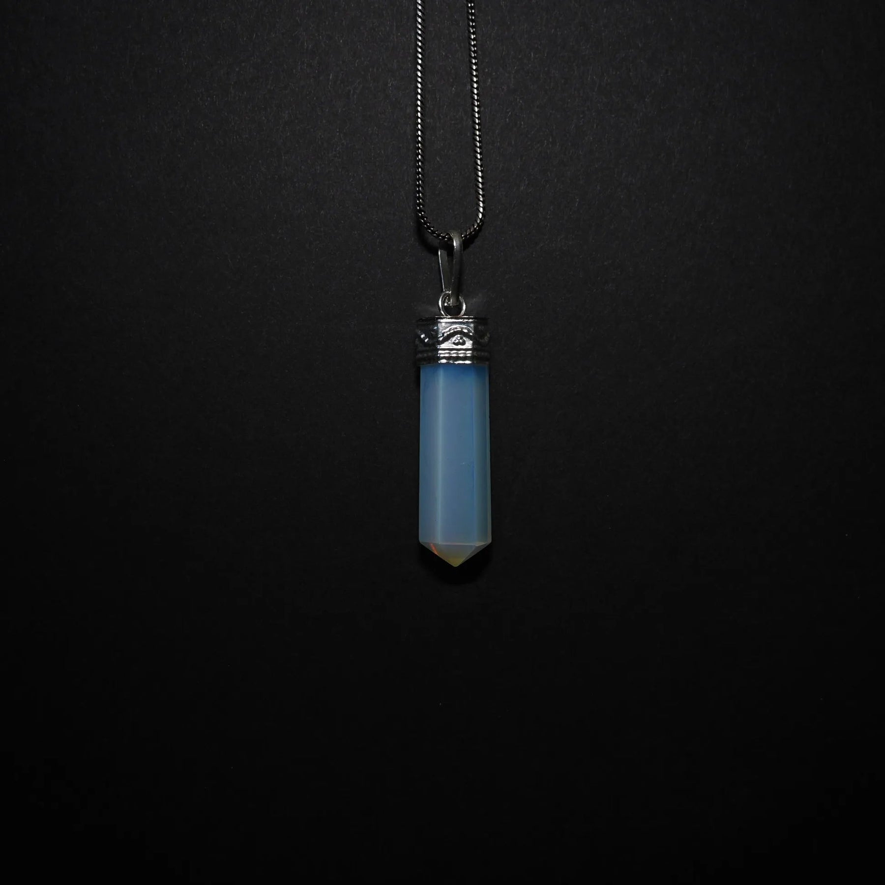 Stenhänge med Opalit - blå-gul syntetisk kristallhänge med mässingsprydd metallfastning på mineralunderlag