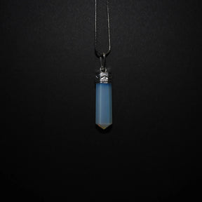 Stenhänge med Opalit - blå-gul syntetisk kristallhänge med mässingsprydd metallfastning på mineralunderlag