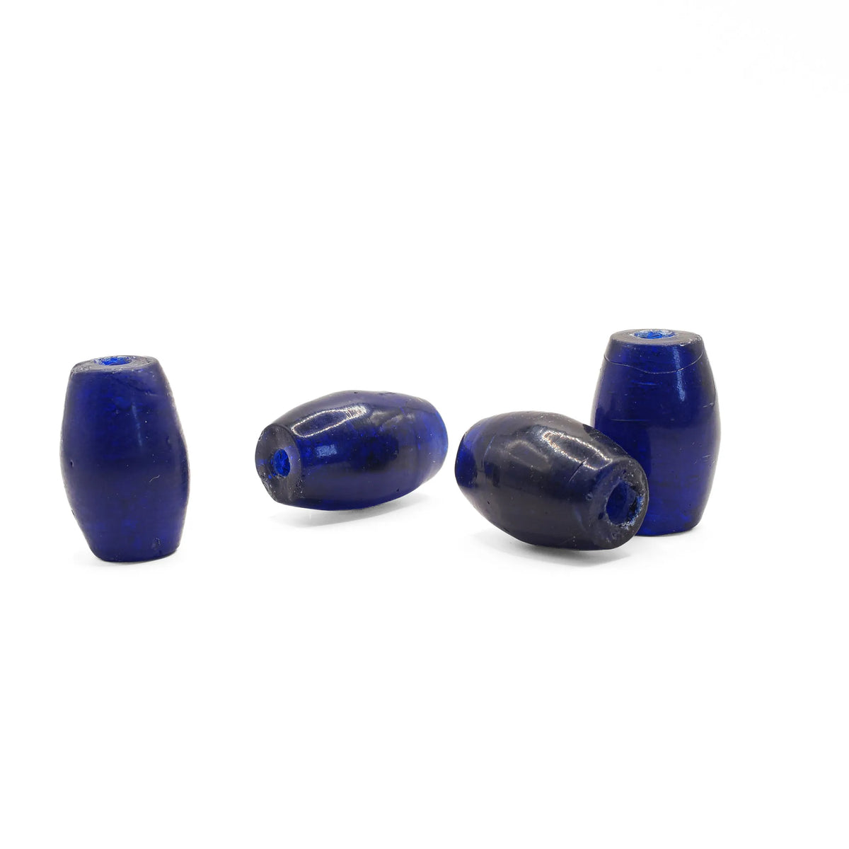 Djupblå pärla i transparent glas, matt. Gotland.