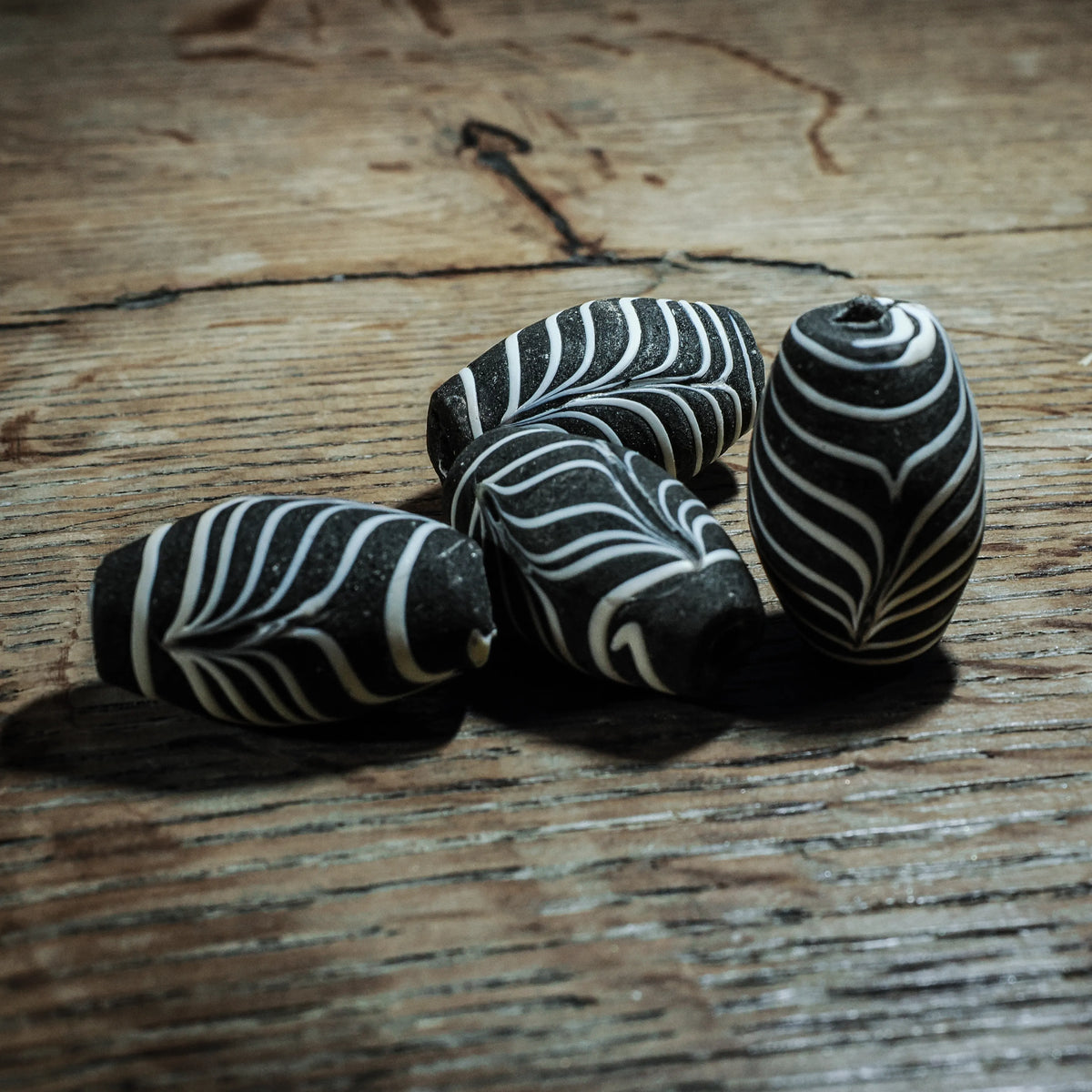 Mønstret glasperle, Ribe – sort med hvide striber, 26x16 mm