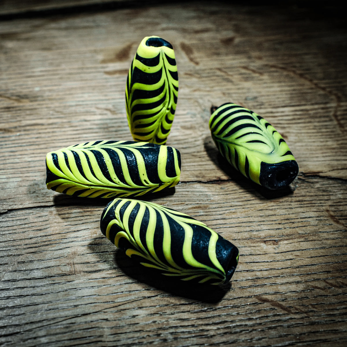 Sort glasperle med gult mønster, Ribe – stribet, 32x14 mm