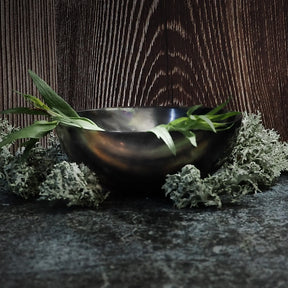 Rund Hornskål, vikinghorn för drickande visat från sidan. Visar det naturliga hornet.