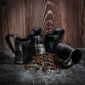 Set med fyra espressomuggar, mugg visad från olika vinklar. Designen är tydligt synlig.