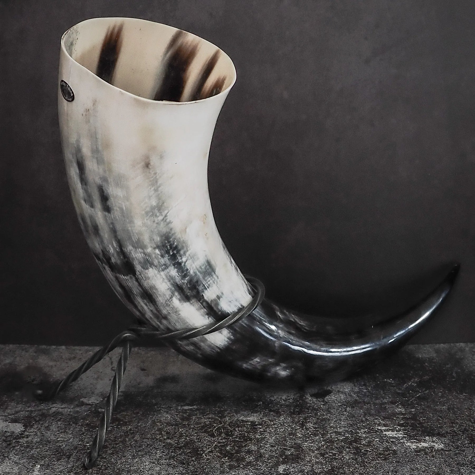 Dryckeshorn Jarl cirka 1000 ml - stor naturlig hornmugg i stående position med autentisk kornstruktur och naturlig patina