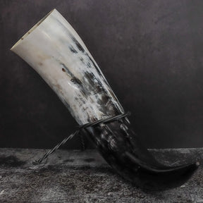 Dryckeshorn Jarl profil - visar den böjda naturliga hornformen och den skalakade innersidan på denna stora 1-liters dryckesmugg