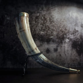 Dryckeshorn med mässingskant och naturligt horn, polerad finish. Visar organisk körning och mässingsprydning.