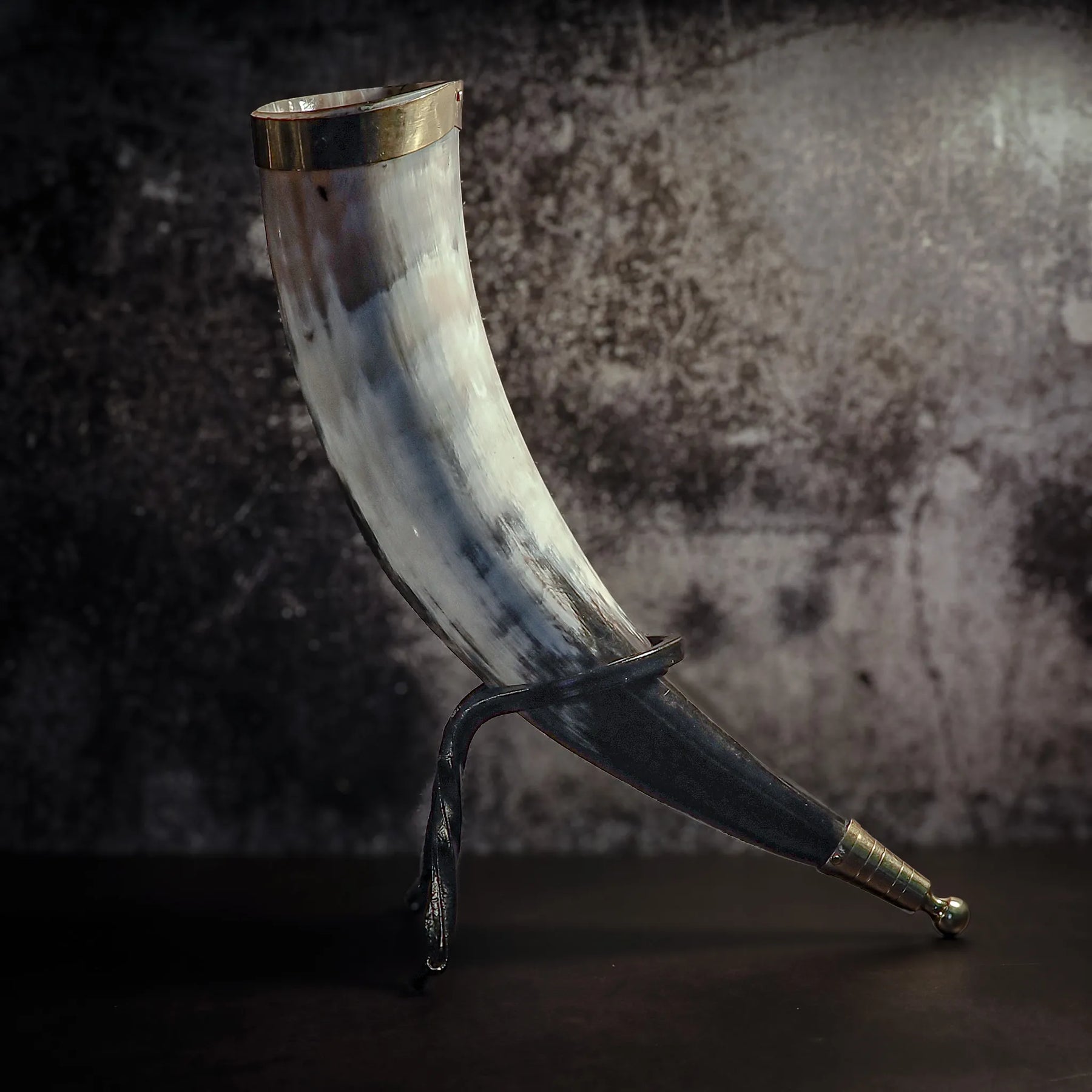 Dryckeshorn med mässingskant, naturligt horn, svart läderrem. Polerad finish, stårande påDisplay.