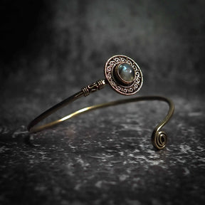 Justerbar­t sköld-armband med labradorit halvädelsten, dekorativ mässing­ornamen­tik och filigrerat mönster.