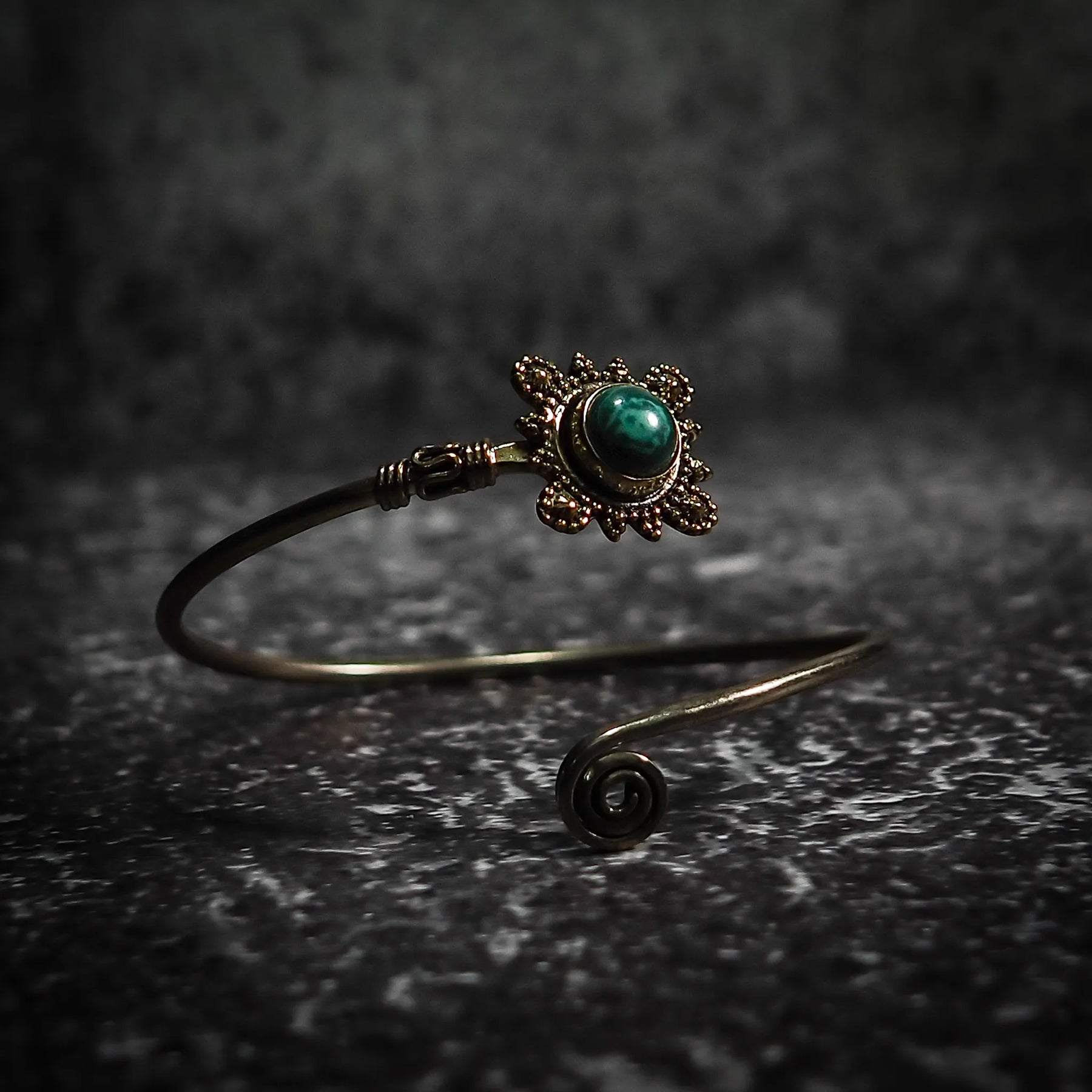 Spiralarmband med grön sten i mässing - vikingainspirerad armband med grönfärgad halvädelsten och granulerad dekor