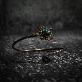 Spiralarmband med grön sten i mässing - vikingainspirerad armband med grönfärgad halvädelsten och granulerad dekor