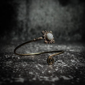 Spiralarmband med månsten i mässing - elegant vikingainspirerad armband med infattad halvädelsten och dekorativ spiralslinga