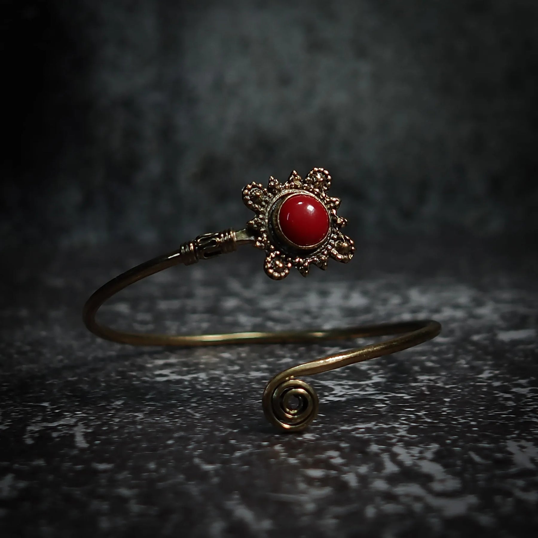 Spiralarmband med lila sten i mässing - vikingainspirerad armband med lila halvädelsten och granulerad mässingsdekor