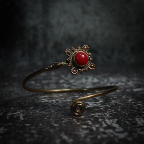 Spiralarmband med lila sten i mässing - vikingainspirerad armband med lila halvädelsten och granulerad mässingsdekor