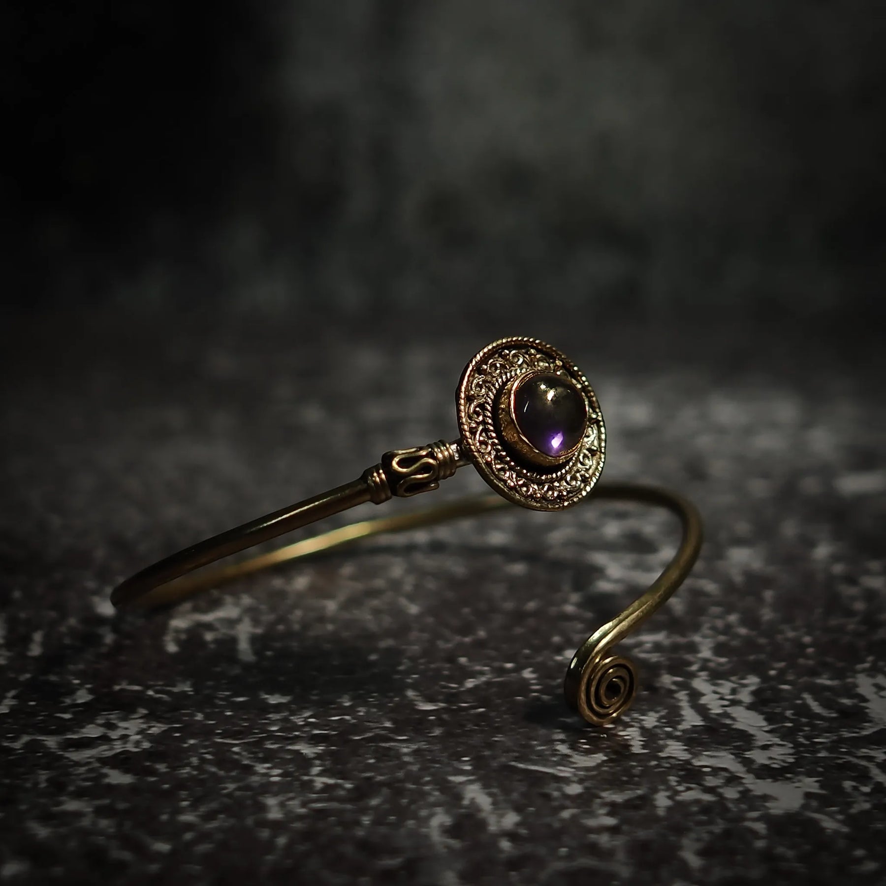 Justerbar armband med labradorit, kraftig blå-violett ögonblick, dekorativ mässing och antik-stil filigren.