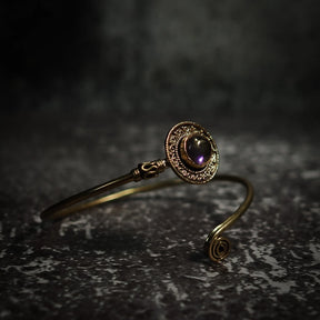 Justerbar armband med labradorit, kraftig blå-violett ögonblick, dekorativ mässing och antik-stil filigren.