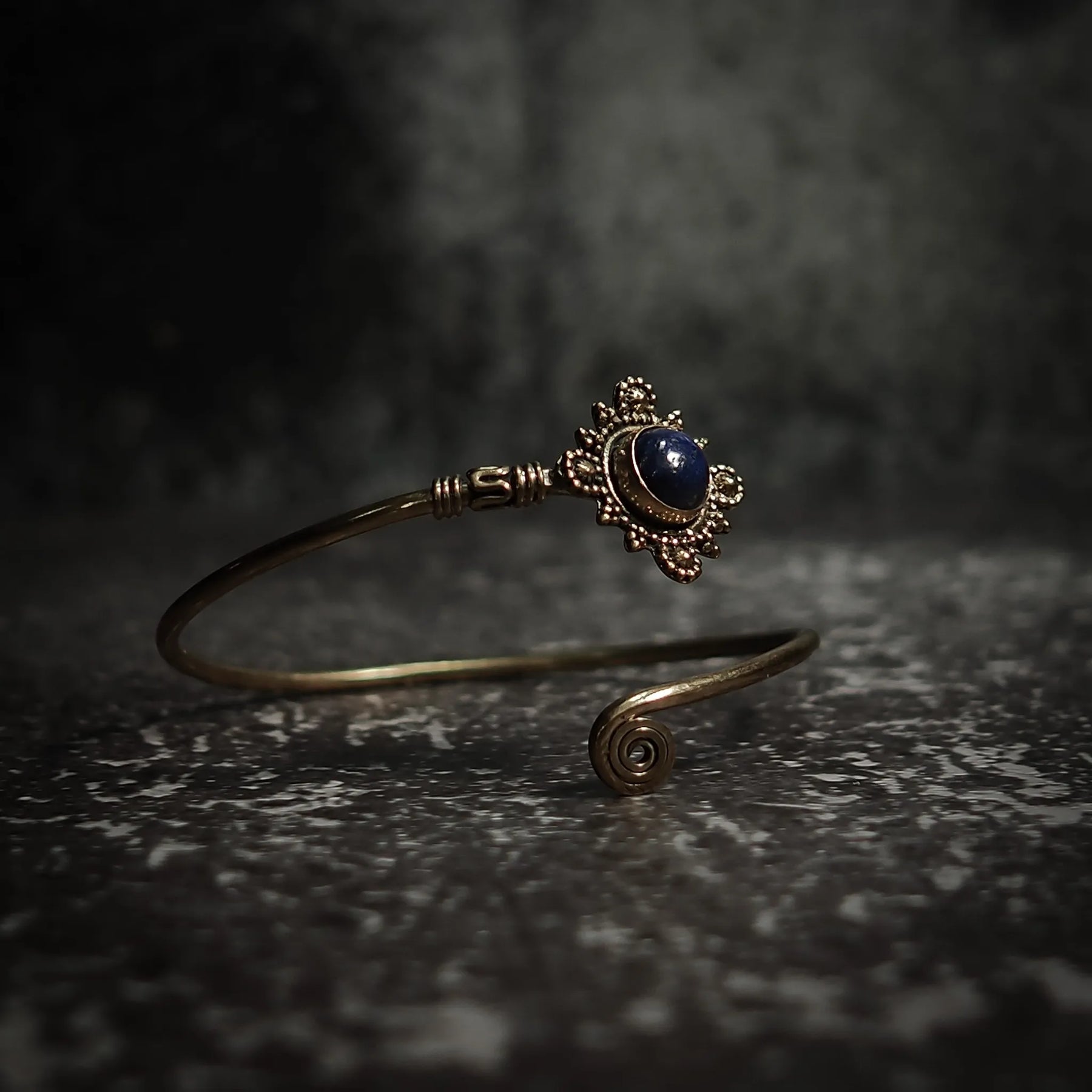 Spiralarmband med mörkblå sten i mässing - vikingainspirerad armband med mörkblå halvädelsten och granulerad mässingsdekor