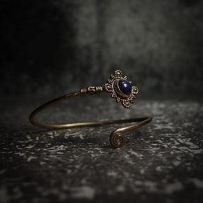 Spiralarmband med mörkblå sten i mässing - vikingainspirerad armband med mörkblå halvädelsten och granulerad mässingsdekor