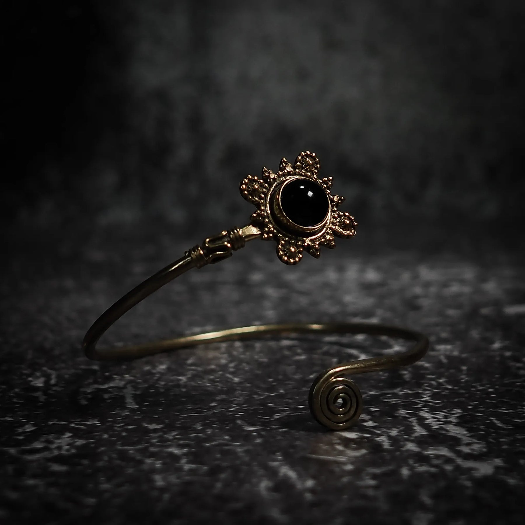 Spiralarmband med svart sten i mässing - vikingainspirerad armband med svart halvädelsten och granulerad mässingsdekor