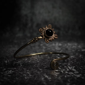Spiralarmband med svart sten i mässing - vikingainspirerad armband med svart halvädelsten och granulerad mässingsdekor